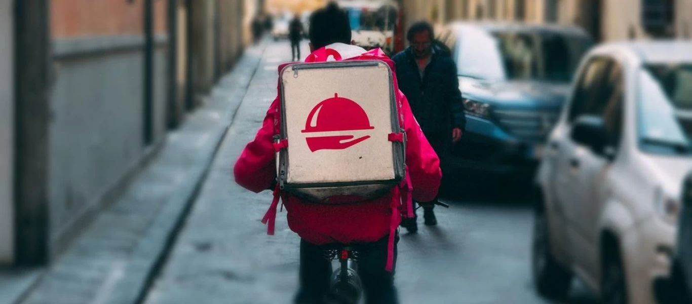 Κίνα: Μέλος προσωπικού εστιατορίου «σπάει στο ξύλο» ντελιβερά - Τον πήραν με φορείο (βίντεο)